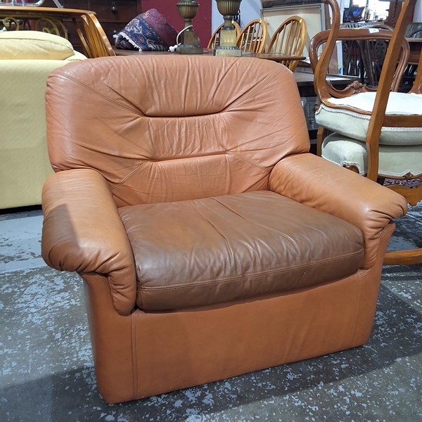 Lot 135 - LOUNGE CHAIR
