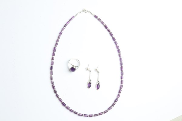 Lot 1013 - JEWELLERY SUITE