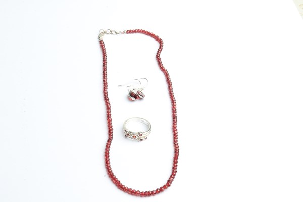 Lot 1012 - JEWELLERY SUITE