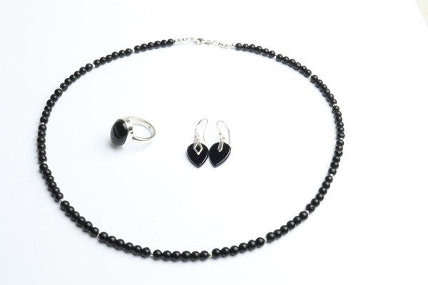 Lot 1011 - JEWELLERY SUITE