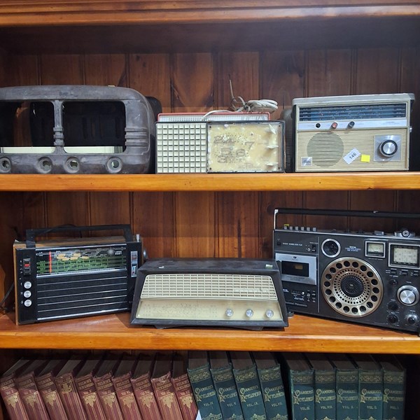 Lot 146 - RADIOS AND PARTS