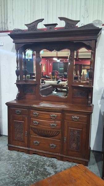 Lot 109 - SIDEBOARD