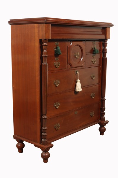 Lot 192 - CHEST OF DRAWERS