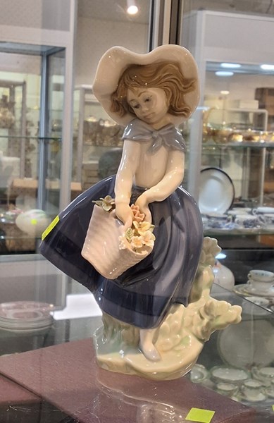 Lot 1255 - LLADRO FIGURE