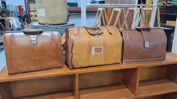 Lot 208 - KIT BAGS