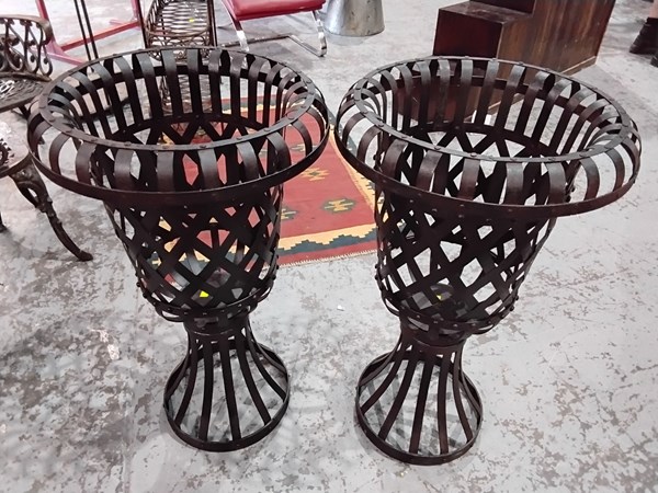 Lot 98 - PLANTERS
