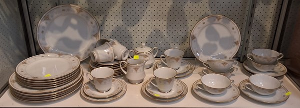 Lot 1441 - DINNER WARE