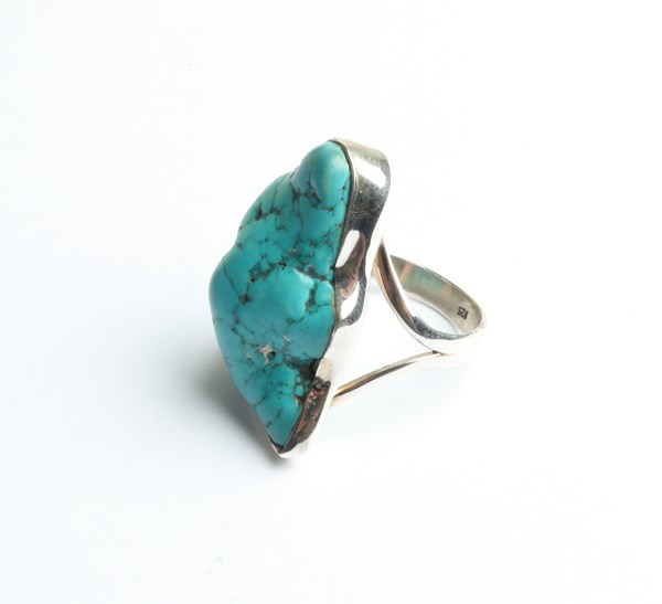 Lot 1018 - SILVER TURQUOISE RING