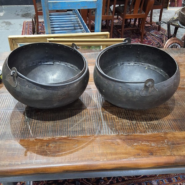 Lot 60 - PLANTERS