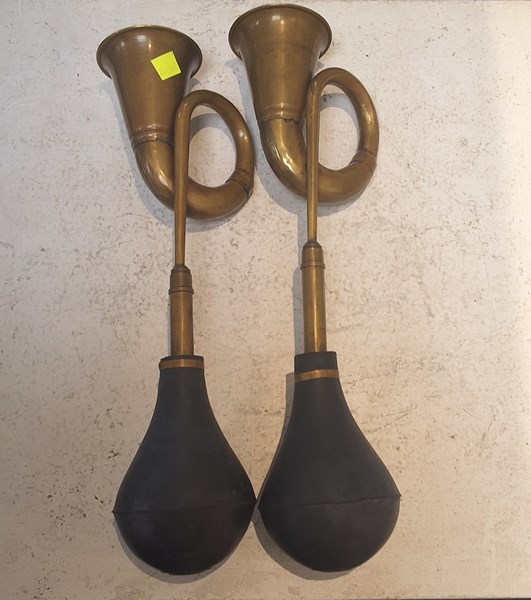 Lot 1320 - CAR HORNS
