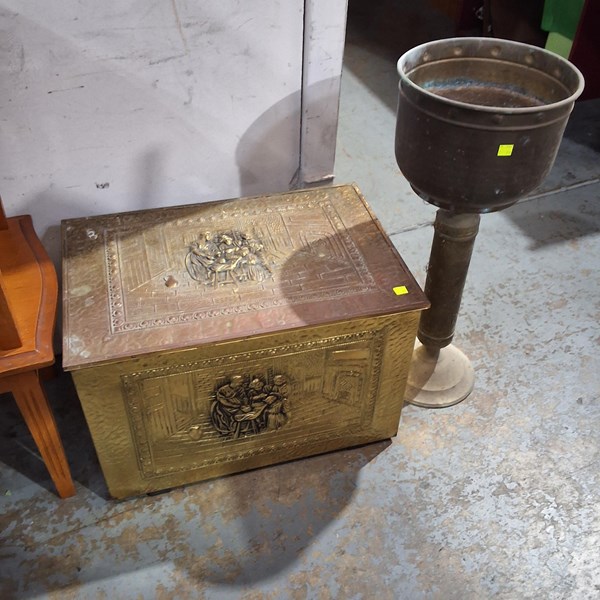 Lot 402 - WOOD BOX AND JARDINIERE