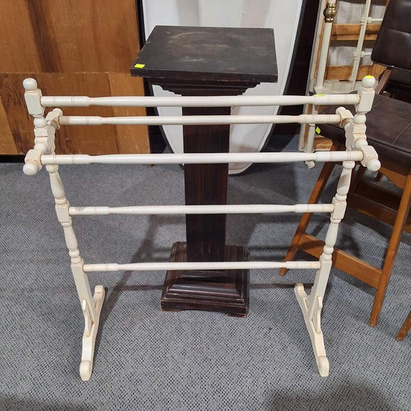 Lot 305 - PEDESTAL AND TOWEL RAIL