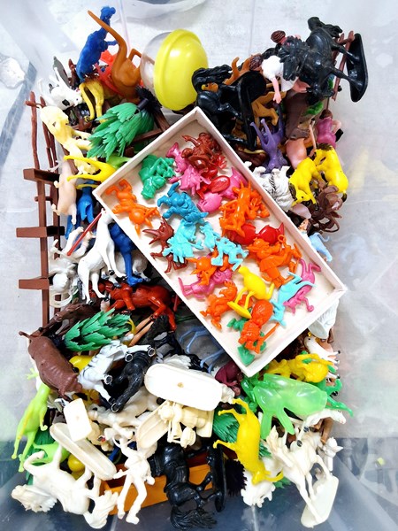 Lot 1479 - VINTAGE TOYS