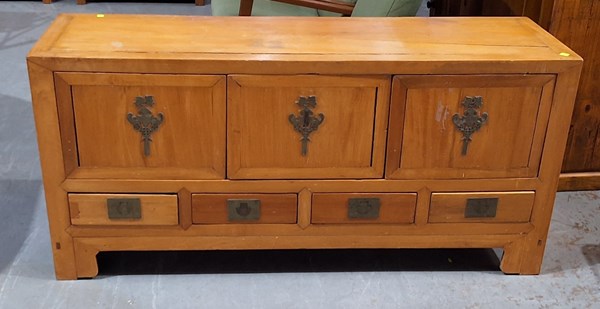 Lot 376 - SIDEBOARD