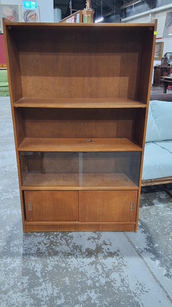 Lot 8 - WALL UNIT