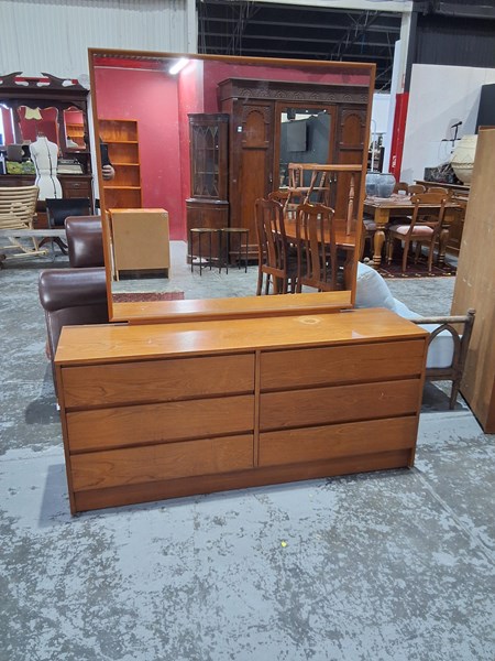 Lot 19 - DRESSING TABLE