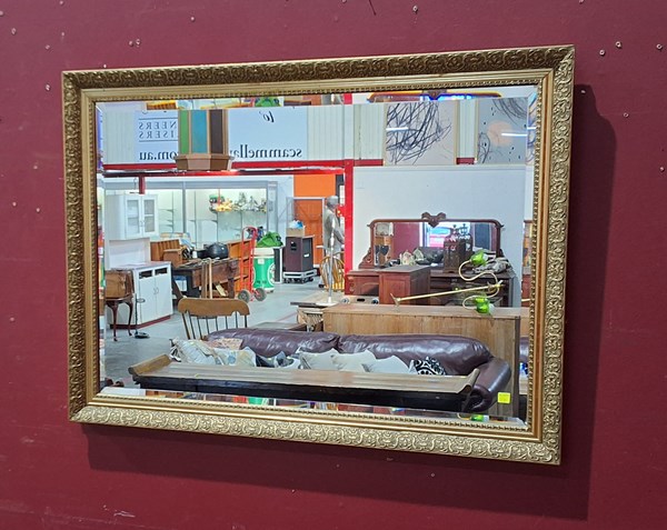 Lot 318 - WALL MIRROR