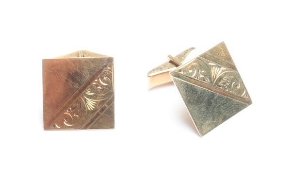 Lot 1002 - GOLD CUFFLINKS