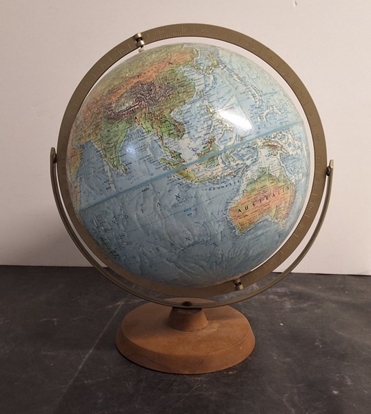 Lot 1291 - WORLD GLOBE