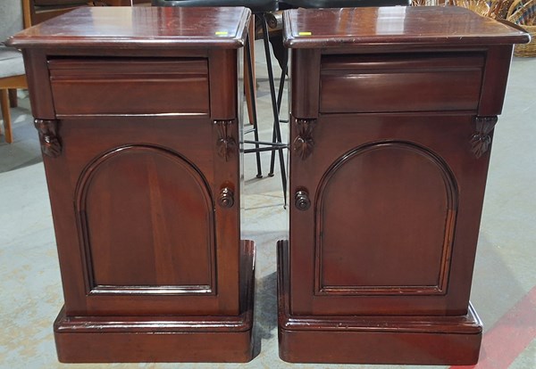 Lot 128 - BEDSIDES