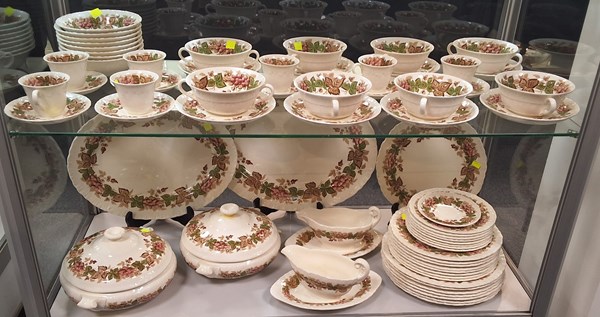 Lot 1290 - WEDGWOOD DINNER SERVICE