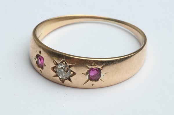 Lot 1009 - GOLD RING