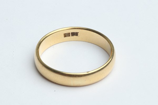 Lot 1005 - GOLD RING