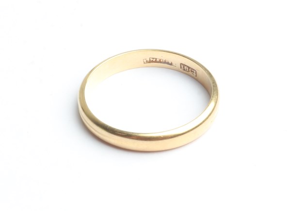 Lot 1004 - GOLD RING