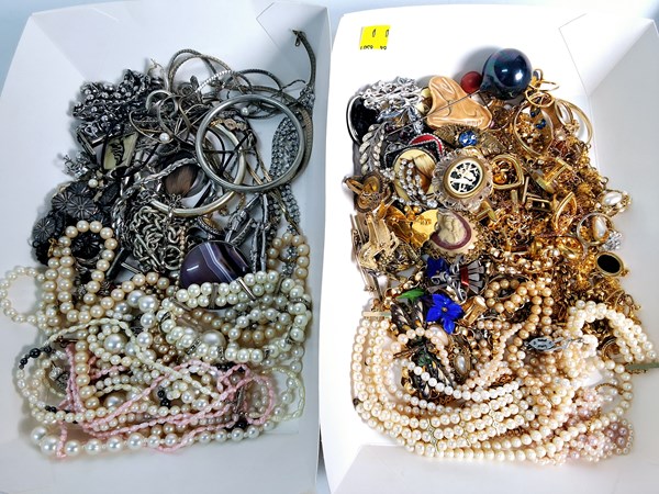 Lot 1049 - JEWELLERY