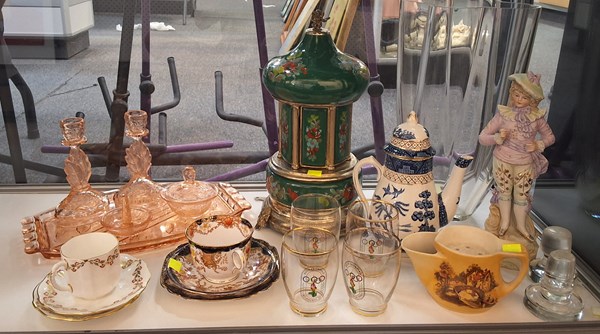 Lot 1250 - CERAMICS AND GLASS