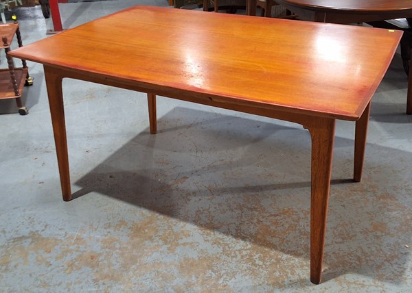 Lot 14 - DINING TABLE