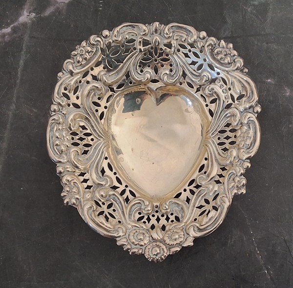 Lot 1054 - SILVER DISH