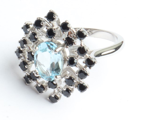Lot 1019 - SILVER RING