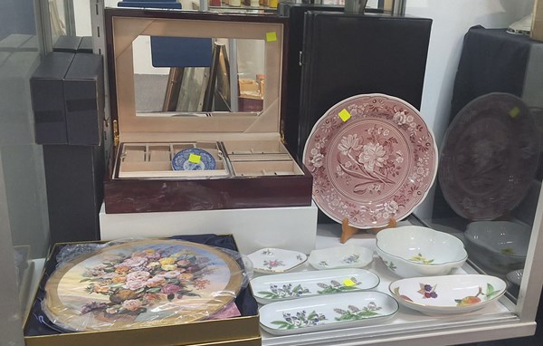 Lot 1172 - CHINAWARE & JEWELLERY BOX