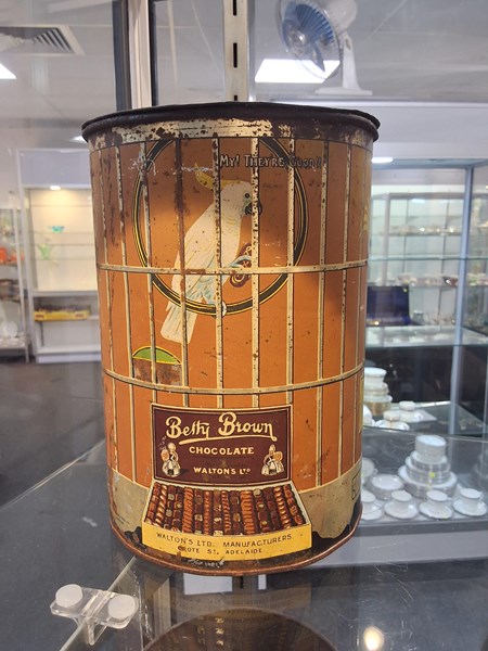 Lot 1080 - BETTY BROWN CHOCOLATE TIN