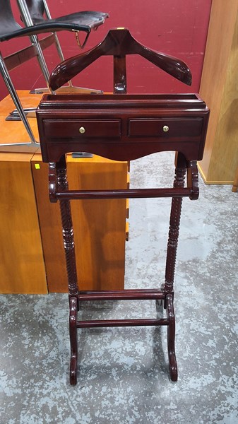 Lot 129 - GENTLEMAN'S VALET