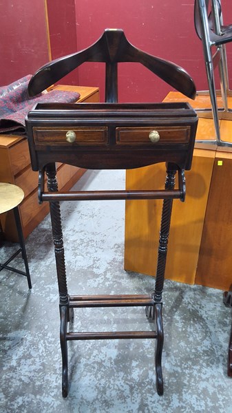 Lot 114 - GENTLEMAN'S VALET