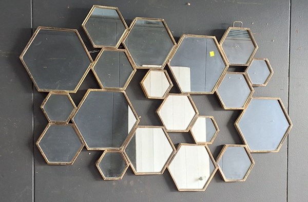 Lot 69 - WALL MIRROR