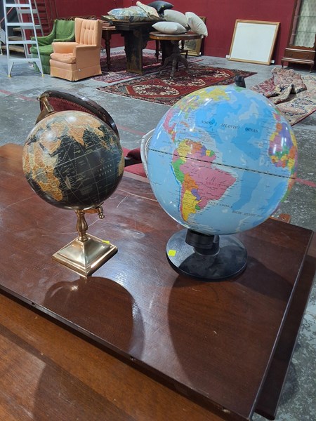 Lot 23 - GLOBES