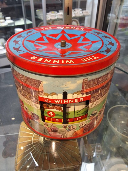 Lot 1084 - PEEK FREAN BISCUIT TIN