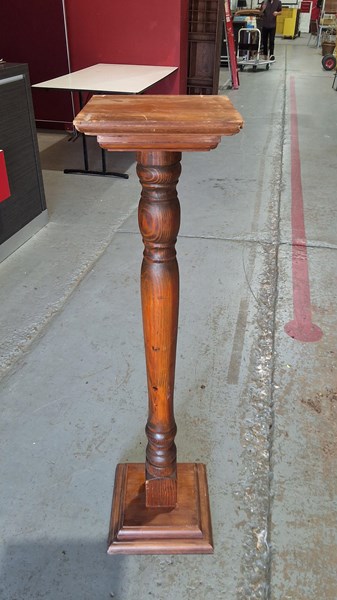 Lot 427 - PEDESTAL