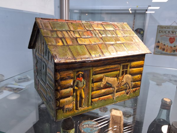 Lot 1095 - NOVELTY CHOCOLATE TIN
