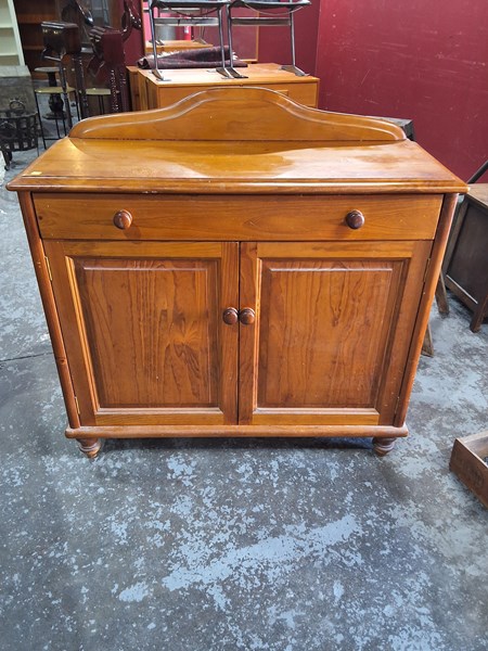 Lot 290 - SIDEBOARD