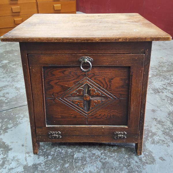 Lot 61 - RECORD CABINET