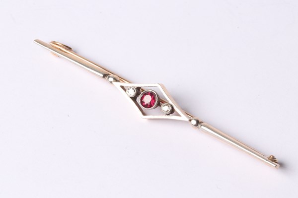 Lot 1019 - BROOCH