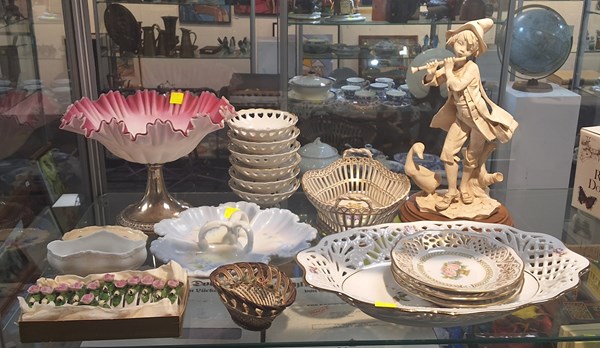 Lot 1464 - FLORAL CERAMICS