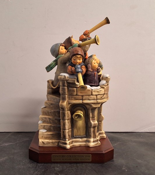Lot 1446 - HŬMMEL FIGURINE