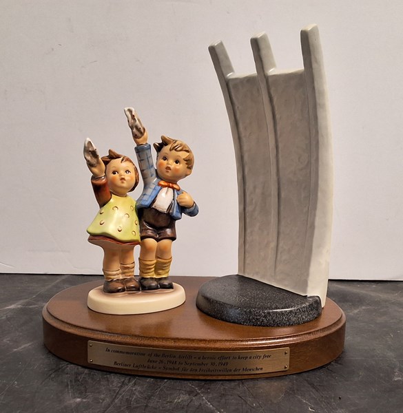 Lot 1385 - HŬMMEL FIGURINE
