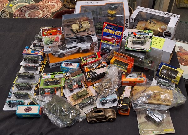 Lot 1530 - TOY ARMY CARS