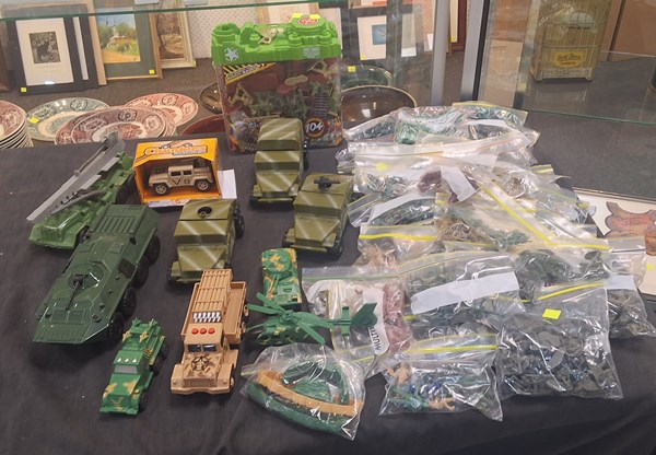 Lot 1532 - ARMY MEN AND MORE